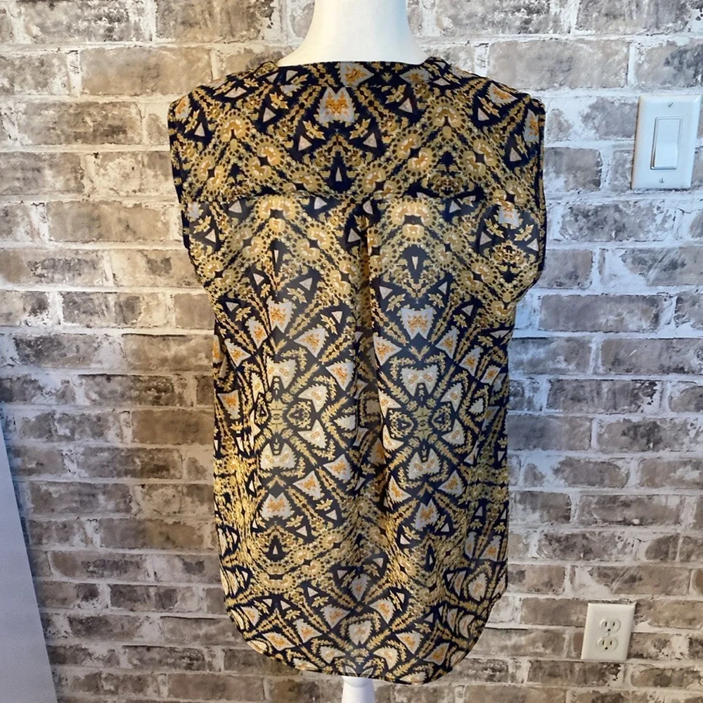 a.n.a. Sleeveless blouse. V-neck. Size L. Navy blue/mustard yellow/orange.